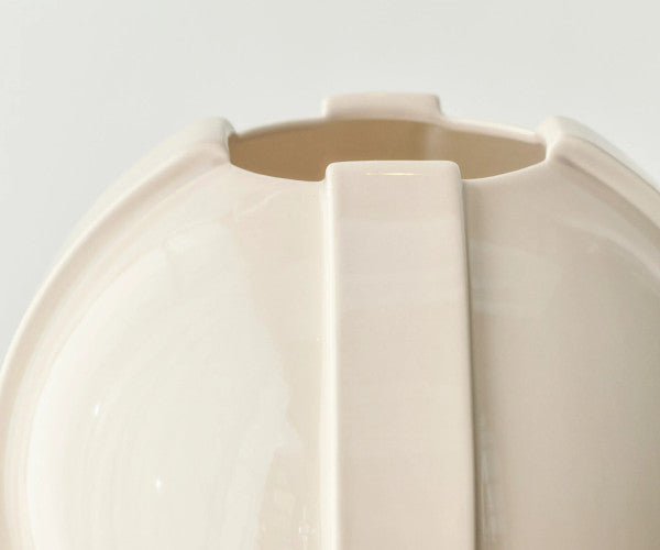 Louise Roe Vinci vase - 01 - Ivory